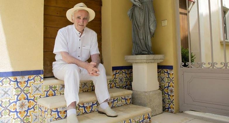 È morto Charles Aznavour: il cantante francese aveva 94 anni