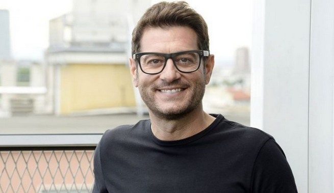 Lo Show dei record su TV8: Enrico Papi conduttore