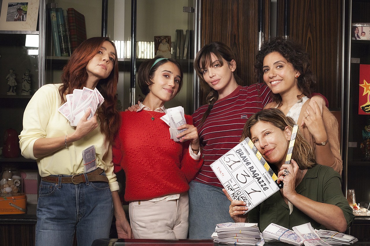 Brave Ragazze: Ambra Angiolini, Ilenia Pastorelli, Serena Rossi e Silvia D’Amico per Michela Andreozzi