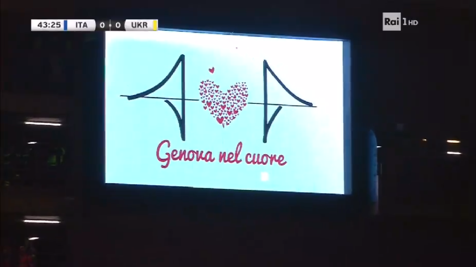 Italia – Ucraina, la partita si ferma al minuto 43 per commemorare le vittime del Ponte Morandi (video)