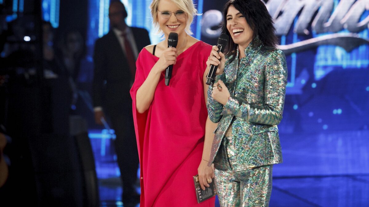 Amici 18, Maria De Filippi corteggia Giorgia: «Glielo chiedo ogni anno». La cantante: «Ci penserò, ma ho paura di dire di ferire coi miei “no”»
