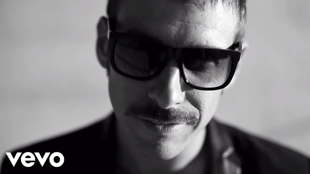 GUARDA IN ALTO – clip 1 – “Teco sui tetti”