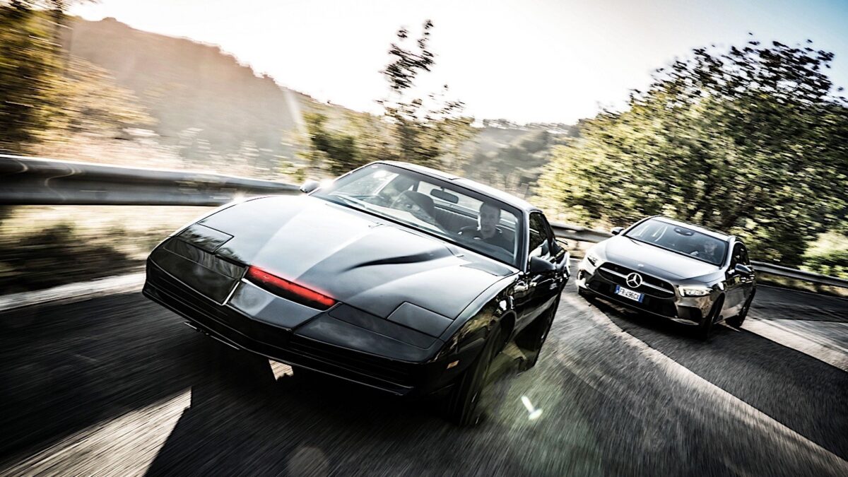 KITT vs MBUX: ovvero Mercedes Classe A contro Supercar, le auto intelligenti