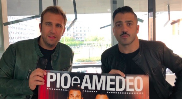 Pio e Amedeo presentano Tutto fa Broadway: “Uno show con un pizzico di Emigratis, che non tornerà in tv” (video)