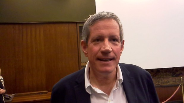 I miei vinili, Riccardo Rossi a TvBlog: “L’ospite che mi ha colpito di più? Isabella Rossellini! Passaggio a Rai 3? Nessun problema con Sky” (Video)