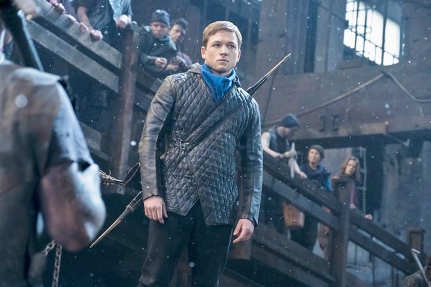 Robin Hood – L’origine della leggenda : foto e poster del film con Taron Egerton e Jamie Foxx