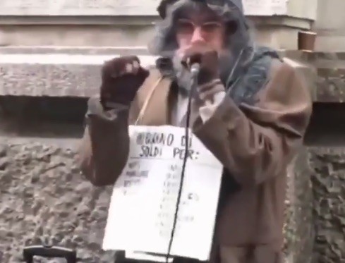 Salmo anticipa l’uscita di Playlist esibendosi travestito da senzatetto a Milano (VIDEO)