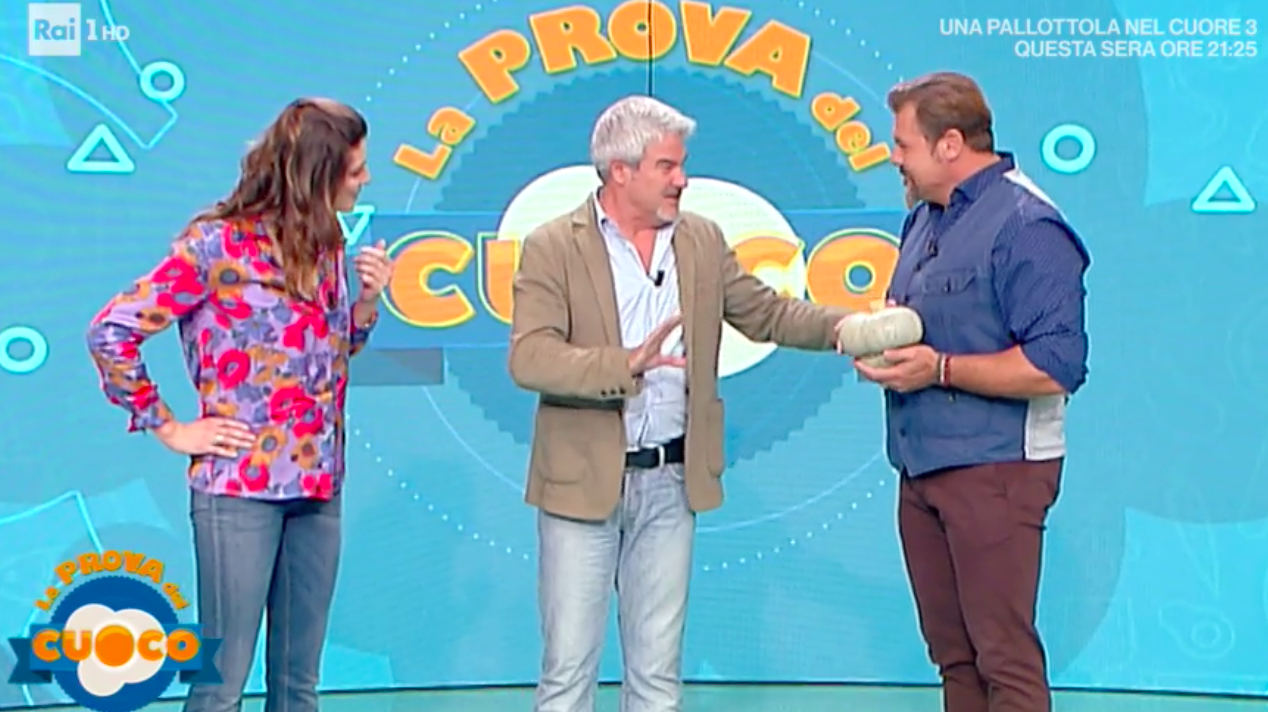 La Prova Del Cuoco, gaffe della Isoardi con Pino Insegno: “Mi fai la voce di Russell Crowe?”. Ma il doppiatore è Luca Ward