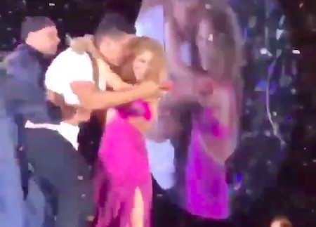 Shakira difende dai bodyguard un fan che l’aveva raggiunta sul palco (VIDEO)