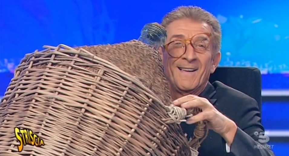Vittorio Feltri contro la parodia di Ezio Greggio: “Mediaset mi fa schifo”. E dice ‘no’ a Chiambretti