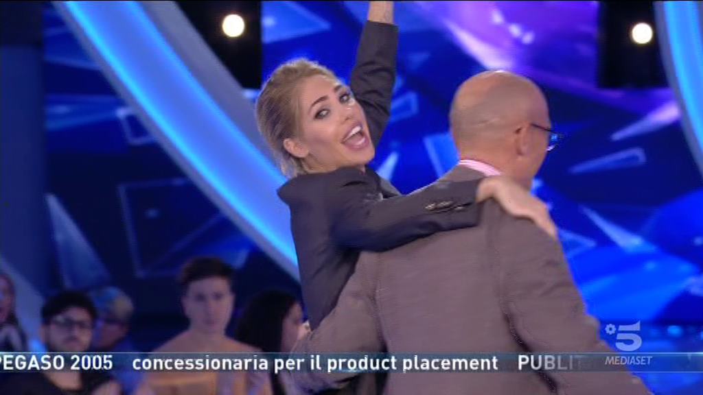 Grande Fratello VIP 2018, gaffe di Ilary Blasi in chiusura della puntata ‘incerottata’: “Sono una rincojonita” (video)