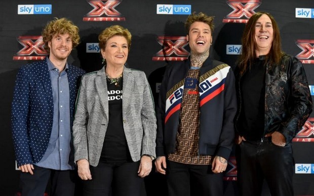 X Factor si scopre elegante, la logorrea di Lodo Guenzi non fa rimpiangere Asia Argento