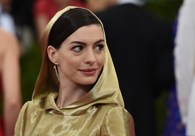 Modern Love cast stellare per la comedy Amazon da Anne Hathaway a Tina Fey e Dev Patel