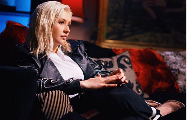 Christina Aguilera “rifiutata” da una band in un bar. Il cantante la invita e si scusa: “Non l’avevo riconosciuta”
