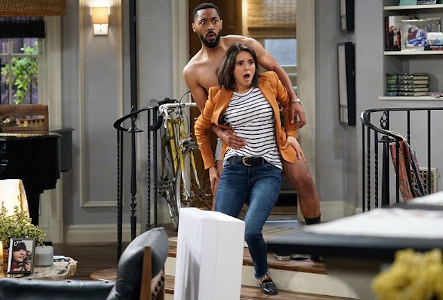 Il creatore della nuova serie tv con Nina Dobrev licenziato per comportamento inappropriato