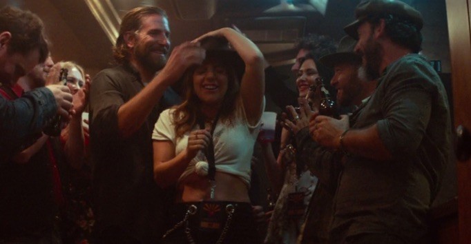 Classifica singoli Europa 3 novembre 2018: Shallow di Lady Gaga e Bradley Cooper resta in vetta