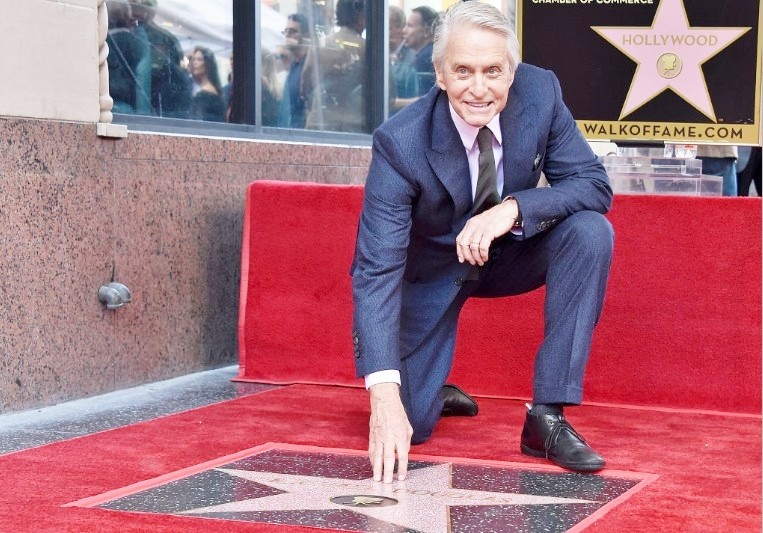 Michael Douglas ha ricevuto una stella sulla Hollywood Walk of Fame