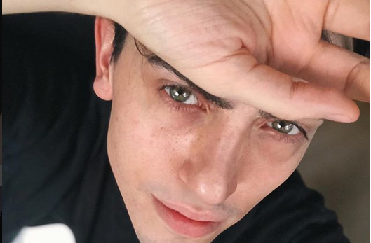 Michele Bravi coinvolto in un incidente stradale: l’annuncio su Facebook e concerti annullati