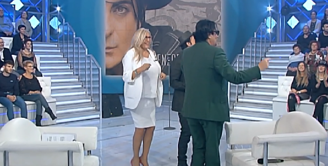 Domenica in, Renato Zero arriva con tre ore di ritardo (e Mara Venier anticipa l’ingresso di Vanessa Incontrada)