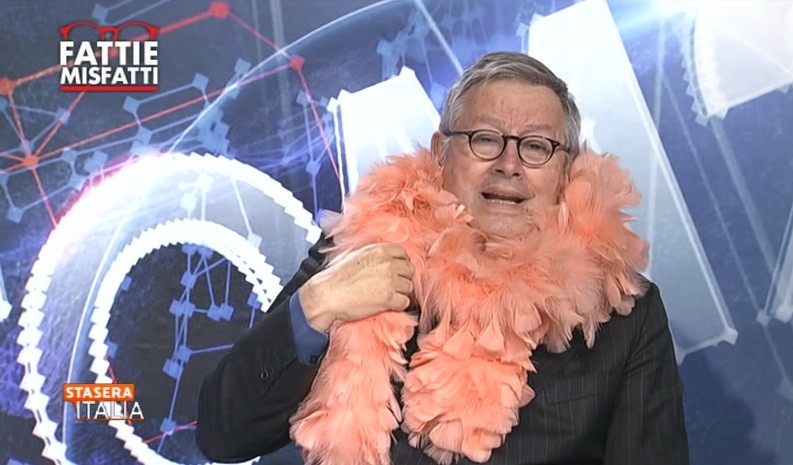 Paolo Liguori va in onda col boa: “Mi sono vestito da prostituta. I grillini li intervisterò così”