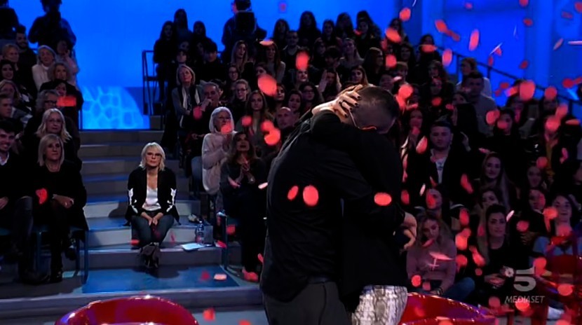 Uomini e donne, proposta di matrimonio per una ragazza del pubblico (VIDEO)