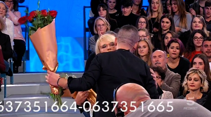 Uomini e donne, proposta di matrimonio per una ragazza del pubblico