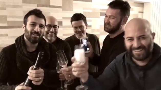 Negramaro, Lele Spedicato torna a sorpresa per gli auguri di buon anno (VIDEO)