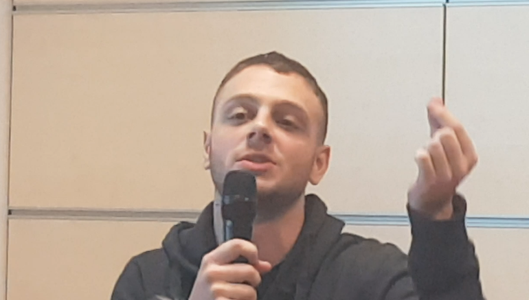 Anastasio spiega il significato di Un adolescente e del passaggio della svastica nella canzone
