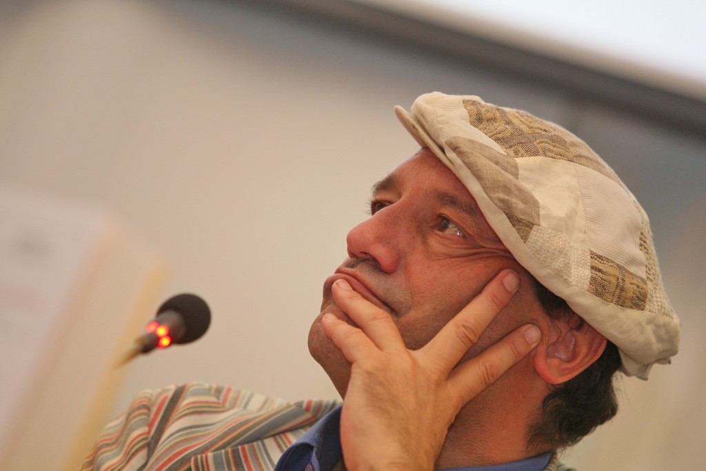 Andrea G. Pinketts è morto: si fece notare in tv al Maurizio Costanzo Show