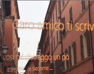 Lucio Dalla: le luci di Natale 2018 a Bologna con il testo di L’Anno che verrà (FOTO)