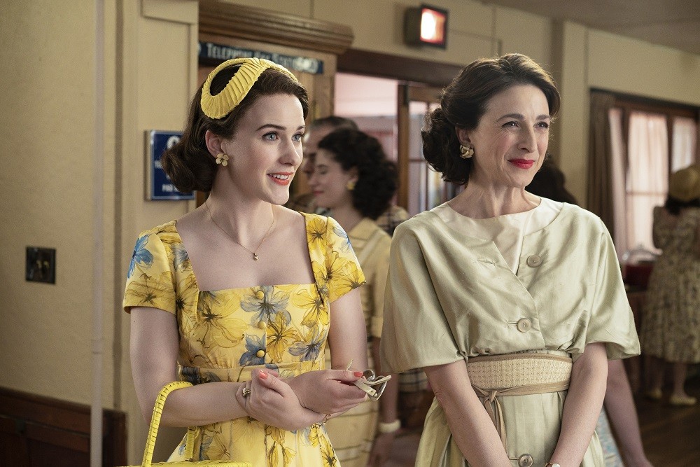 The Marvelous Mrs Maisel con la seconda stagione spicca ulteriormente il volo: una serie travolgente
