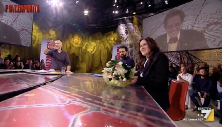 Piazzapulita, Formigli dona un mazzo di fiori alla sua ospite: “Glieli avevo promessi” (Video)