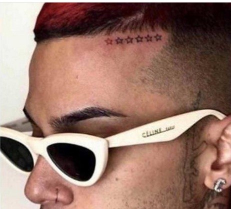 Sfera Ebbasta: il tatuaggio con le 6 stelle in testa in onore delle vittime di Ancona è un fake?