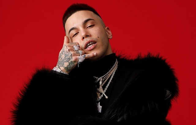 Sfera Ebbasta su Instagram: “Sono profondamente addolorato”. Cancellati impegni e instore
