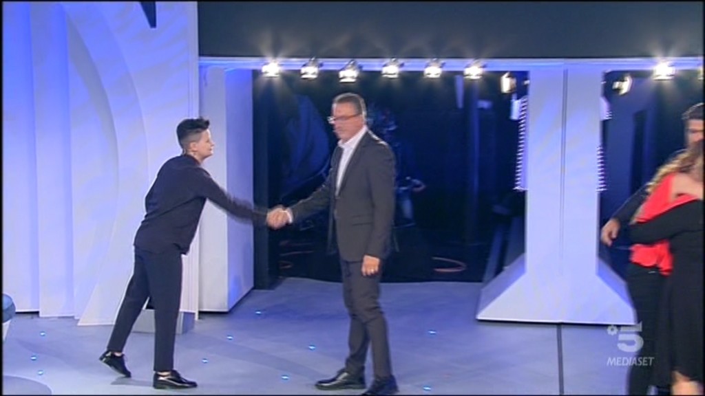 C’è posta per te 2019, Maria De Filippi ‘benedice’ un amore lesbo: “E’ una questione di affettività”