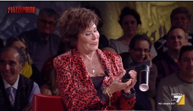 Piazzapulita, Corinne Clery in studio con una mega-pistola al peperoncino: “Spruzza fino a sette metri”