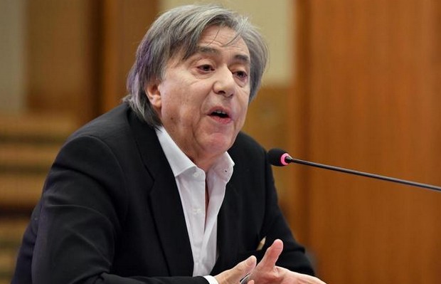 Coppa Italia, Samp-Milan: Carlo Freccero diventa anche presidente della Sampdoria… (Video)