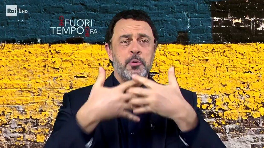 Crozza a Fazio: “Buon anno Fabio, per te è l’ultimo. Dopo Battisti il cerchio si stringe su di te” (Video)