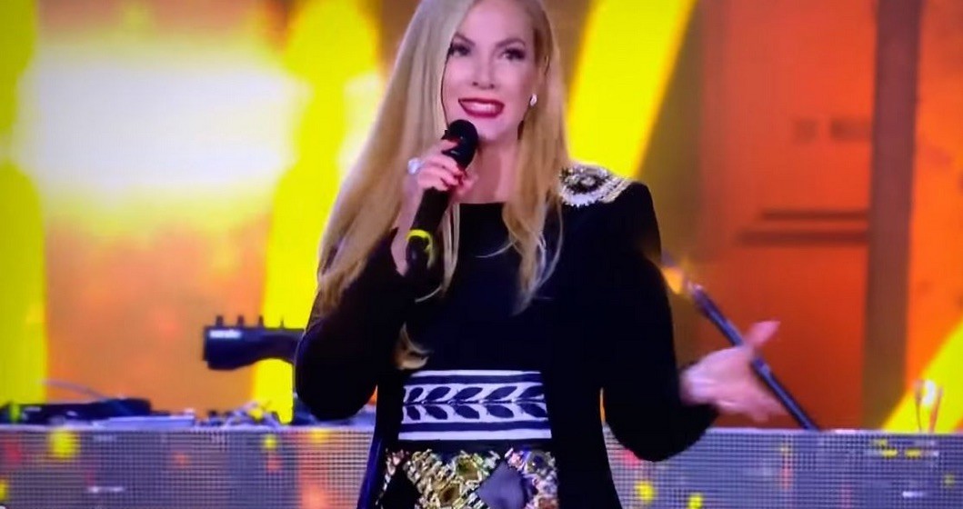 Junior Cally mette in imbarazzo Federica Panicucci al Capodanno in musica di Canale 5