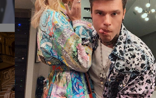 Fedez, polemiche per la collana con Topolino crocefisso. Da “Prego per la sua pace interiore” a “Un esorcista che tolga qualsiasi disturbo spirituale”
