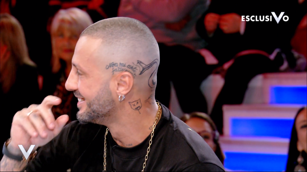 Fabrizio Corona perde un dente durante l’intervista a Verissimo, imbarazzo in studio