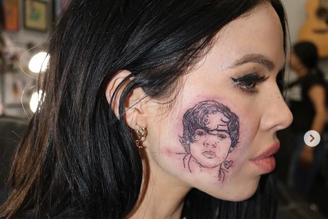 Kelsy Karter, la cantante emergente che si è tatuata Harry Styles sul viso (foto)