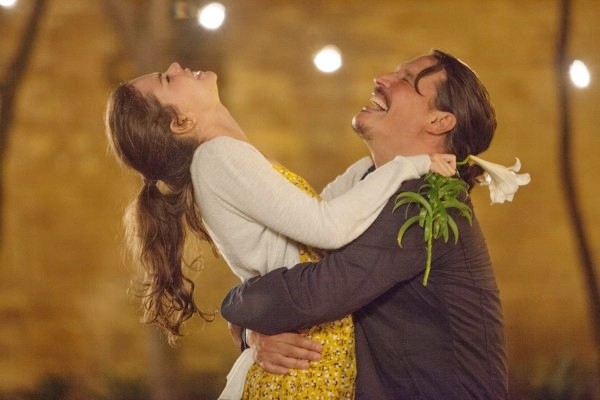 La vita in un attimo: foto e poster del film con Oscar Isaac e Olivia Wilde
