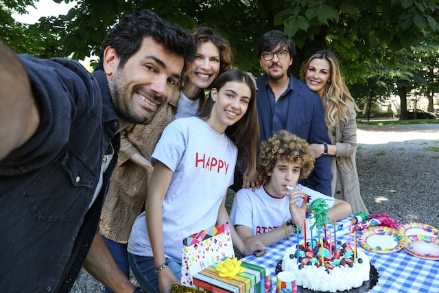 L’amore il sole e le altre stelle, su Raiuno si invertono i ruoli di genitori e figli