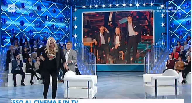Mara Venier, il colpo della strega diventa uno show a Domenica In: “Non sono ubriaca, devo farmi un giro”