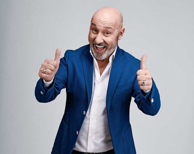 Maurizio Battista sbarca su Comedy Central con Battistology 3: clip in anteprima