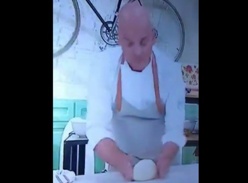 Orrore alla tv argentina: uno scarafaggio esce dal fagottino dello chef in diretta (VIDEO)