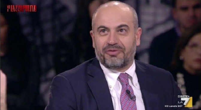 Piazzapulita, duello Formigli-Paragone: “Non venirmi a dare lezioni” (Video)