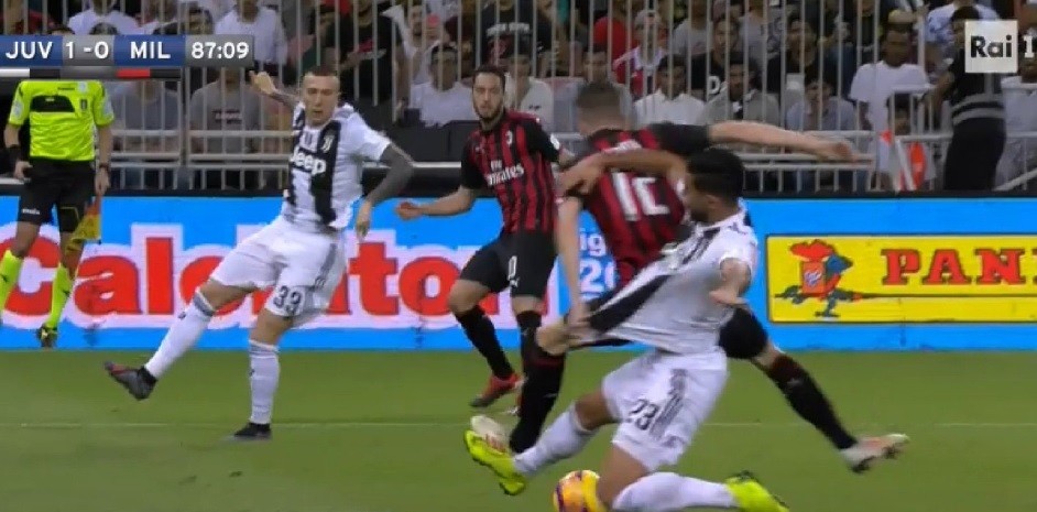 Supercoppa, negli highlights di Sky non ci sono gli episodi arbitrali: “Obbligati a trasmettere i tre minuti forniti da Infront”