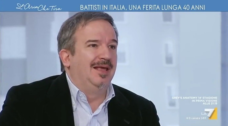 L’Aria che tira, Luca Telese contro Cesare Battisti: “Ha voluto fare il latitante, non rompa i cogli*ni” (Video)